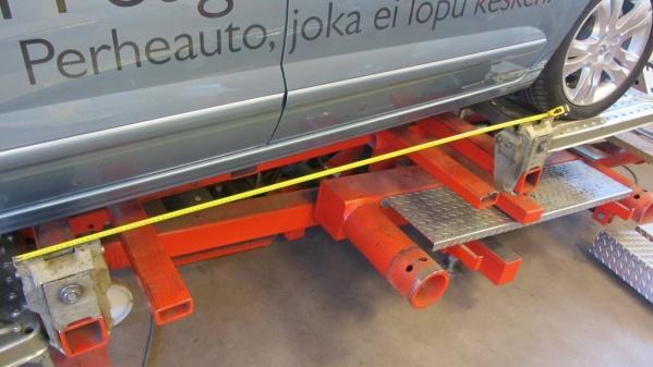 61 Käytännössä mitä pidempi mitattavan auton akseliväli oli, sitä pidemmälle toisistaan helmakiinnikkeitä tuli säätää.