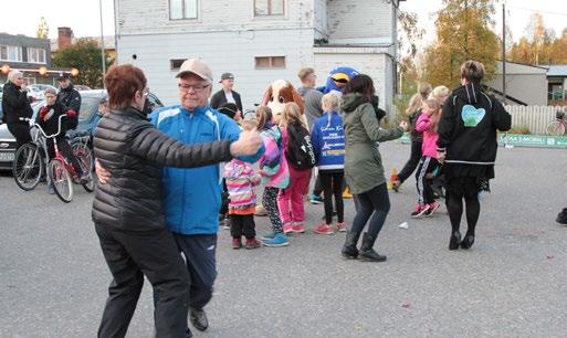 Simon Omistajan hyötyillassa pantiin myös jalalla koreasti. Eläinhahmot hauskuuttivat lapsia ja nuoria Pudasjärvellä.
