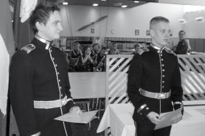 Kentän kuulumisia 92. kadettikurssin sotatieteiden kandidaattivaiheen opinnot päättyivät Ilmasotakoulussa Päätöstilaisuudessa palkitut Anssi Kervinen (vas) ja Juho Toivari (oik) 92.