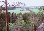 Teos kuvaa pohjoista ulottuvuutta ja kasvukäytävää, johon sijoittuvat Nelostie ja Kerava Lahti-oikorata. K Hard Rock -kivi Ehnroosin koulun piha-alueella.