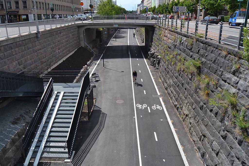 34 KUVA 5. Helsingin laatukäytävä eli Baana (Makarainen 2012) Baanan sunnitelmaselostuksen mukaan ratakuiluun rakennetusta laatukäytävästä on ramppiyhteydet katutasoon neljässä kohdassa.