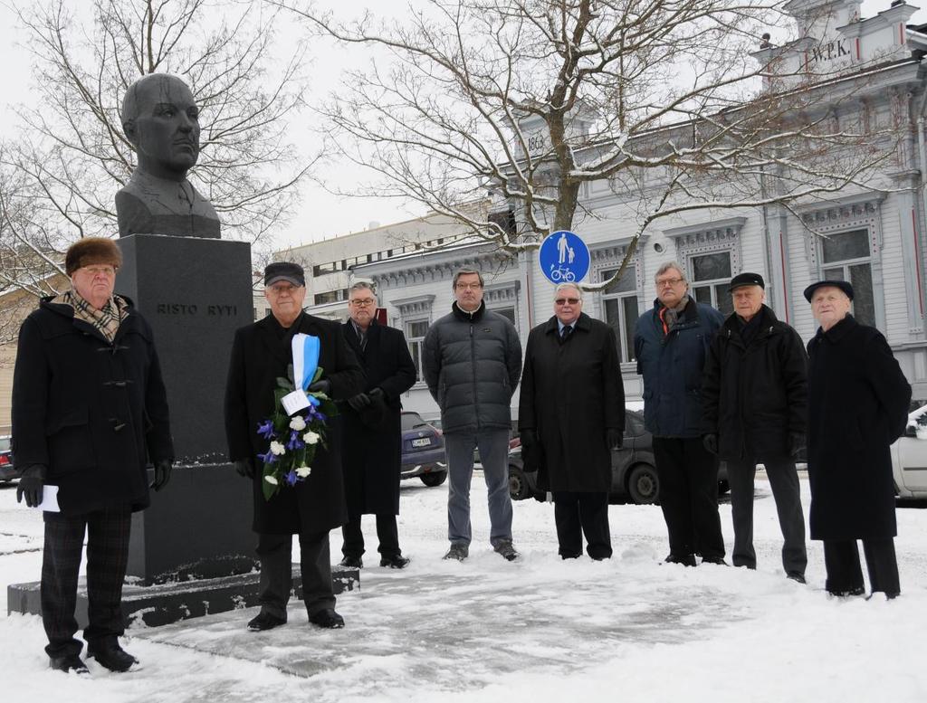 Seremoniaan valmiina ovat Hannu Salonoja, Ilkka Karumo, Lasse Talasma, Ilkka Nurmi, Lauri Lempinen, Pekka Salonen, Pertti Ratsula ja Seppo Sipiläinen. Palmusunnuntain kerho la 19.3.