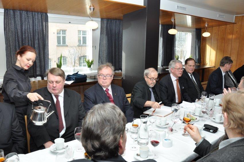 Timo Viljasen jälkeen kahvia kuppeihinsa saivat Juhani Paajanen, Heikki Porkola, Juhani Lipsanen, Pekka Rautimo ja