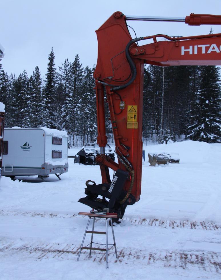 14 Kuvio 6. Kaivupuomin tappilinjan kalibrointi laserin avulla. Kuvio 7. Kauhan mittojen määritys (Novatron 2011a.