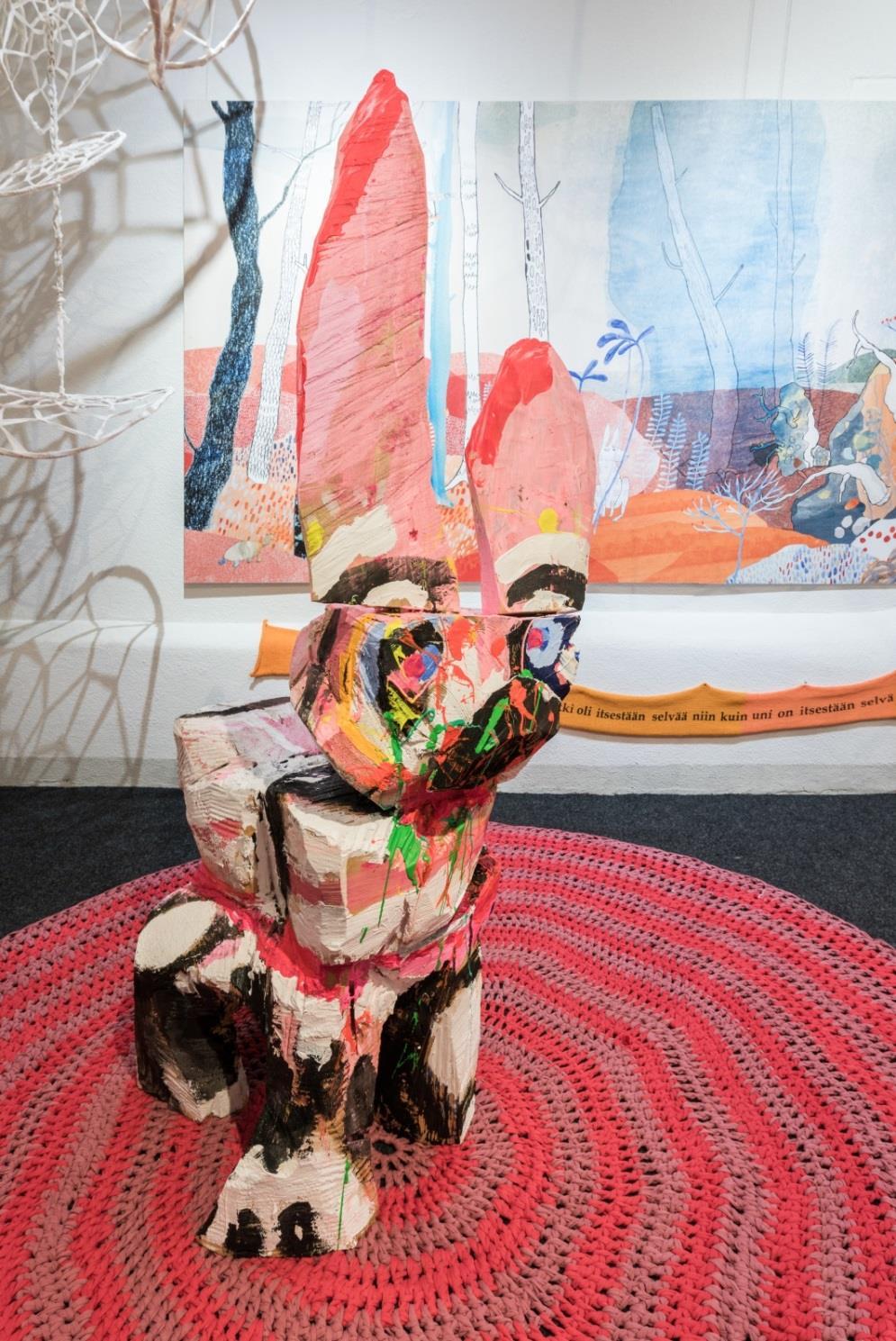 Jasmin Anoschkin Hulahula Pandapupu 2017, veistos puusta, tilattu Unikudelmia-näyttelyä varten Jasmin Anoschkin on valmistunut kuvanveistäjäksi (kuvataiteen maisteri) Kuvataideakatemiasta vuonna 2004.
