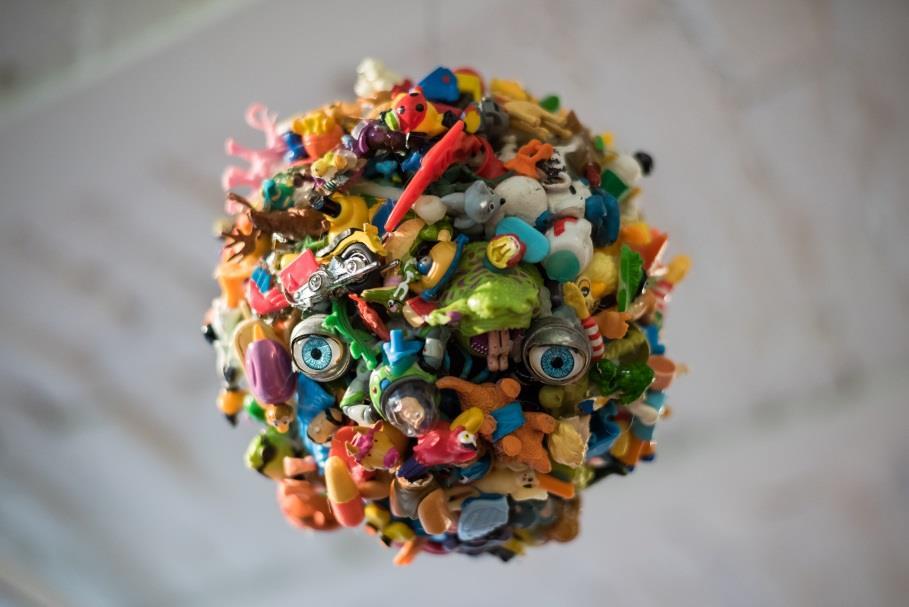 Jaakko Tornberg Ball 2006, veistos, mixed media Parasta ennen 2015, veistos, mixed media (pääkallo painajaisverhon takana) Jaakko
