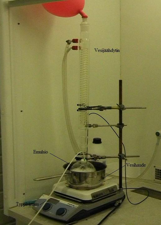 12 85 C:een tunti ensimmäisen NH 4 S 2 O 8 -erän lisäämisen jälkeen ja emulsion annettiin reagoida neljä tuntia.
