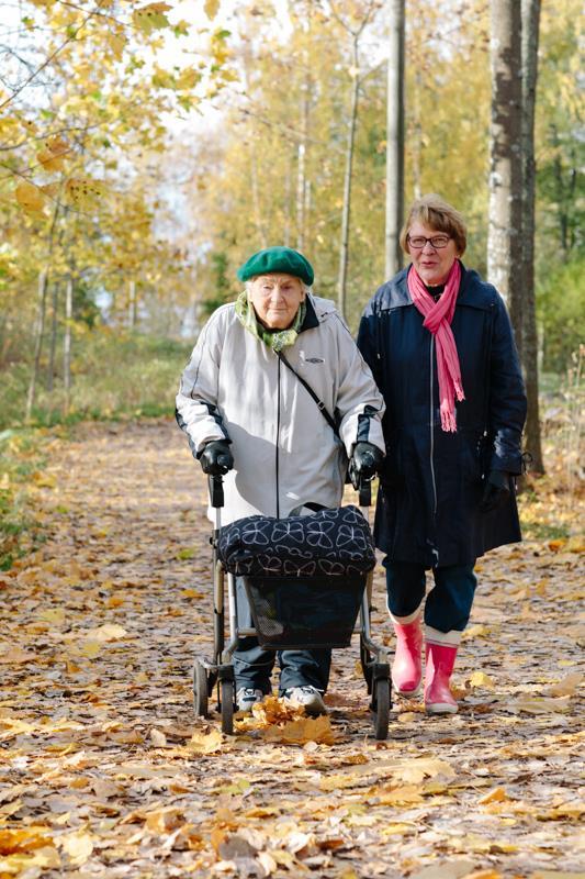 Ulkoiluystäväksi iäkkäälle Vapaaehtoinen ulkoiluystävä tarjoaa apuaan ulkona liikkumiseen ikäihmiselle, jolla on vaikeuksia liikkua yksin ulkona: kotihoidossa,