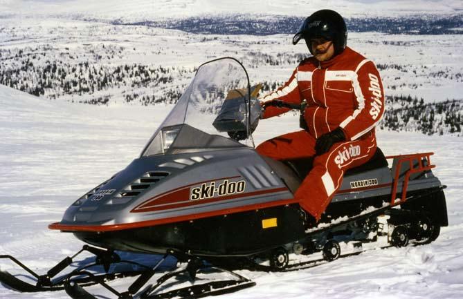 Kuvassa Nordik 300 proto ja protomies Jari Rantanen. Kelkkaa kehitettiin kaksi talvea, testejä tehtiin mm. Ruotsin tunturialueella, josta kuva.