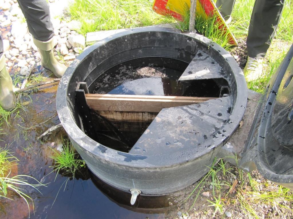Veden virtausta ja sitä kautta eroosiota voidaan hidastaa niin ojissa, puroissa kuin joissakin padoilla. Patoja rakennetaan usein myös kosteikkojen yhteyteen.