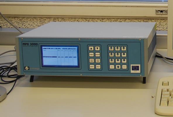 - VJT3000 - MPX3000 Data Logger -tiedonkeruuyksiköstä (kuva 2.5) - VJT5010 - TriSCAN 50 (Standard) -säätöyksiköstä (kuva 2.6) - kaksiakselisesta kehikosta, joka on kiinnitetty säätöyksikköön (kuva 2.