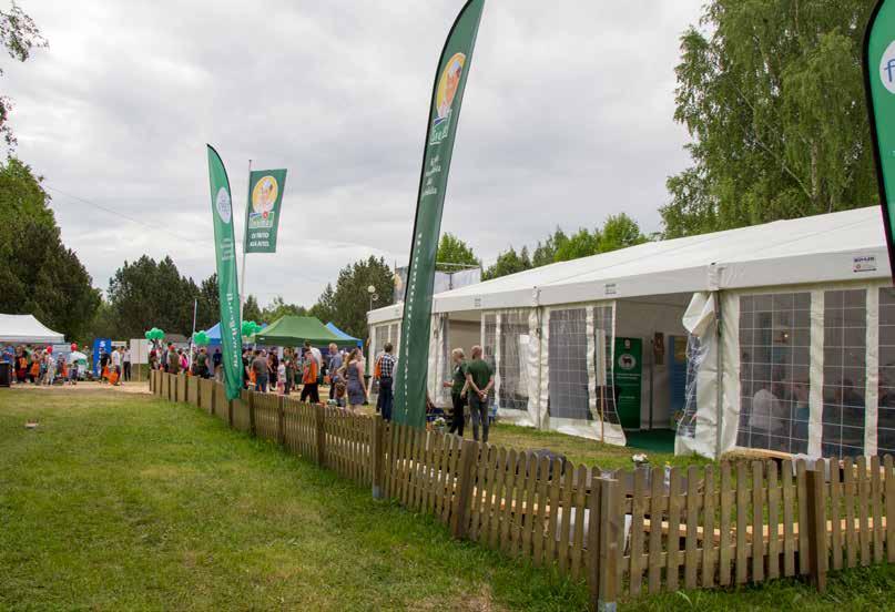 joten kuvassa lapsista vain Juulia ja Antton. Farmari-maatalousnäyttely järjestettiin 14.