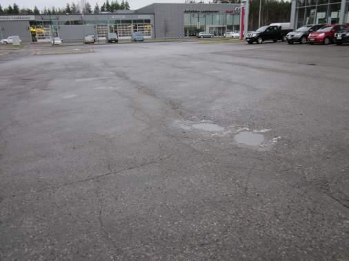 Jo vähäisten sateiden jälkeen vedet jäävät seisomaan pihalle.
