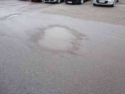 7 Kuvat 3 ja 4. Itäpuolen parkkipaikan asfaltointi. Eteläinen ja pohjoinen puoli on hyvässä kunnossa ja käyttö on kohtuu pientä.