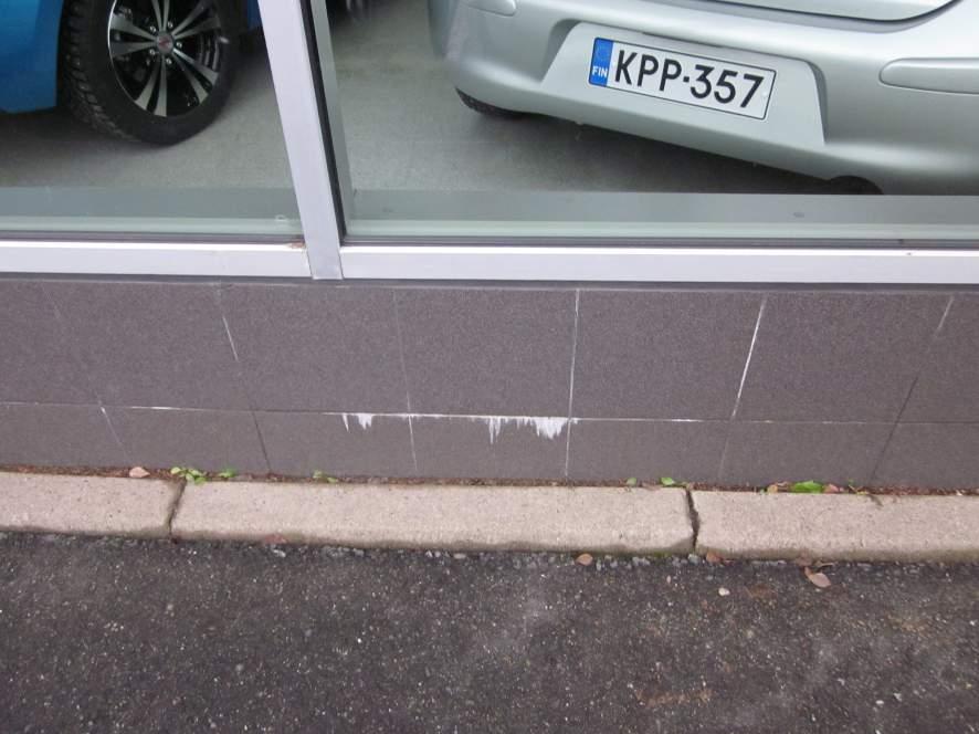 5 Sokkeli on vuorattu 994 harmaalla laatalla.