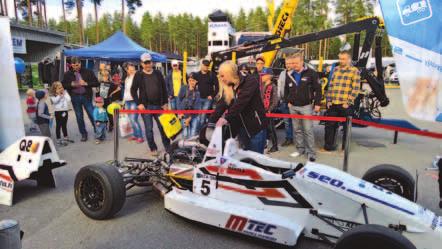 Aito Formula Ford kiinnostaa konealan ammattilaisia, varsinkin kun Mäkelä Racing Teamin kuljettaja Milla Mäkelä käynnisti koneen ja soitti väkeä paikalle.