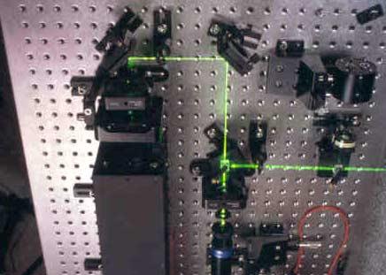 Absorption cell PI Jodistabiloitu 633 nm He-Ne laser f φ 3 f LOCK-IN AMPLIFIER Taajuus määritettävä Cs-atomikelloon Metri: Optinen taajuusmittaus Ongelma: optista taajuutta ~500 THz verrattava