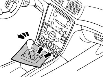 Kuva B koskee autoja alkaen mallivuodesta 2005- (S60 CH 425000-, V70 CH 459000-, XC70 CH 173000-) Kiinnitä seisontajarru ja