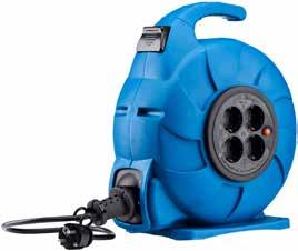 sahaussyvyys 63 mm. 4,2 kg. 230 V. 17-739 59 90 Sisä- tai ulkokäyttöön Automaattinen johtokela Automaattinen kelaus yhdellä napinpainalluksella. Vankka suojakotelo ja kantokahva.