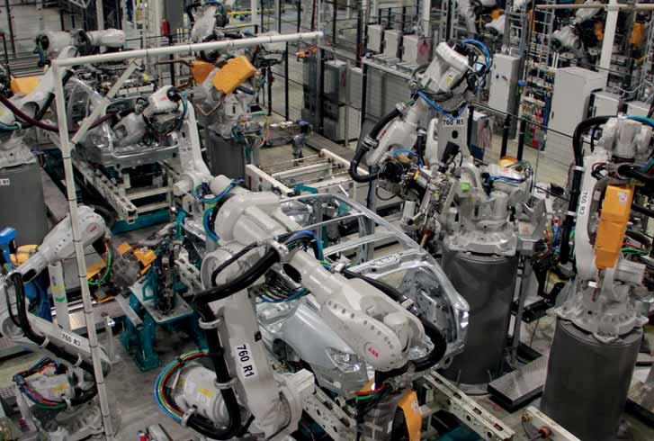 Robotoidussa autotehtaassa turvallisuus korostuu Valmet Automotiven autotehtaan uudessa hitsaamossa työskentelee yli 300 robottia.