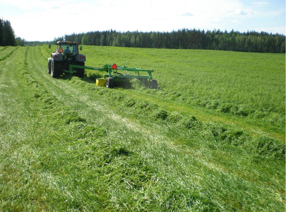 17 Kuvio 4. Hinattava niittomurskain (Agri-Kymi Oy 2015b) 3.4 Karhotus Niittokarhojen yhdistämiseen tarkoitettua karhotinta käyttämällä saadaan hyödynnettyä konekapasiteetti maksimaalisesti.