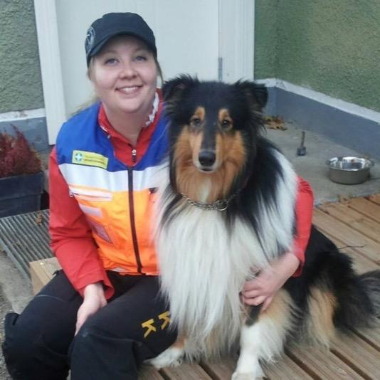 Pelastuskoirajaoksen palsta Teksti: Heidi Kemppainen KOHTI VIRTAA Tuusulan Kennelkerhon riveissä treenaa tällä hetkellä kaksi koirakkoa, joiden unelmissa siintää tänä vuonna VIRTA-tarkastus.
