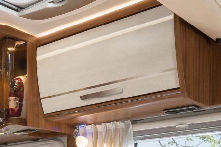 Tyylikkäät kalusteet Etuosan yläkaapit Hymermobil B-Klassen tyylikäs sisustus, joka on valinnaisesti saatavissa Palatino Creme kalustesävyssä, tuo kaikkialle sisätiloihin kutsuvan ja