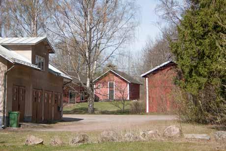 jpg 27 Viksbergin pihapiiri, taustalla häämöttää talon riihen 27 C