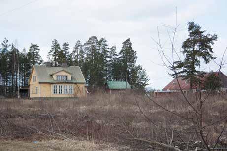 Myös kymmenen vuotta nuorempi sementtitiilinen navetta (30a; luokka 2) on Liimataisen piirtämä. 25 Asuinrakennus on puolitoistakerroksinen hirsitalo.