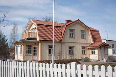 Alueen polttopisteessä ja samalla rakennustaiteellisena helmenä on Rautalan asuinrakennus Villa Posti (227a; luokka 1), joka rakennettu vuonna 1901.
