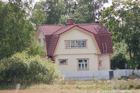 Jugend-henkisessä, jo alkuaan taitekattoisessa talossa on poikkipääty, keskenään erilaisia ikkunoita: osa T-ikkunoita, muutama kolmijakoinen T-ikkuna sekä yläkerroksessa suuri, pienistä