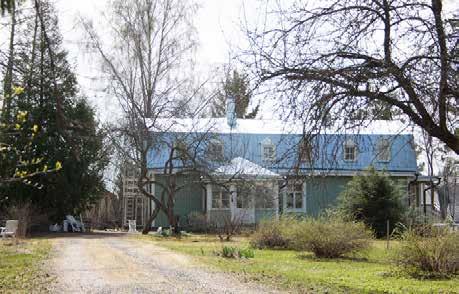 harmaanvalkoisella. Taloon on lisätty umpikuisti ja sen katolle parveke.
