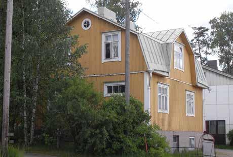 Laineen talon vieressä on kutakuinkin samaan aikaan rakennettu ja alkujaan varsin saman tyyppinen taitekattoinen mutta poikkeuksellisesti keskirisaliitilla varustettu Haikosen kirjakauppatalo, 44