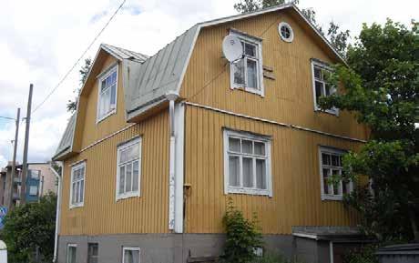 Taitekatto on vaihtunut suhteelliseen loivaan harjakattoon ja taloa on jatkettu päärungon suuntaan sekä lisäämällä kulmaan lisäosan vuonna 1972.