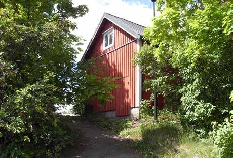 Vanha pikku koulu sijaitsee Hyrylän keskustassa mäennyppylällä näkyvällä paikalla; Rapsikanmäeltä on edelleen varsin hyvät näkymät myös entiselle kasarmialueelle.