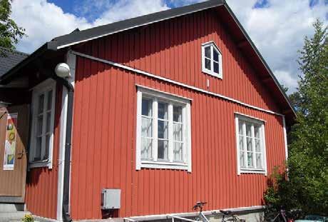 Vuonna 1928 kouluun rakennettiin lämmitettävä eteinen ja varsinainen laajennus tehtiin vasta 1946, jolloin opettajan asunto muutettiin keittolaksi ja ruokailuhuoneeksi ja opettaja sai