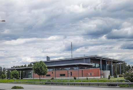 Kaksikerroksinen, kahitiiliverhoiltu minimalistista konstruktivismia edustava seurakuntakeskus käsitti kirkollis- ja vapaa-aikatoiminnan tiloja sekä seurakuntasalin; alempi kerros tiloista sijaitsi