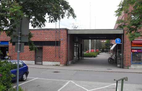 jpg 34B Ostoskeskus ja lisärakennusta yhdistävä katos kirjaston parkkipaikalta eli idästä