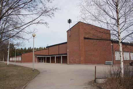 35B Riihikallion koulu pitkine nauhaikkunoineen etelästä kuvattuna. 35_B_ riihikallionkoulu_img_7199.