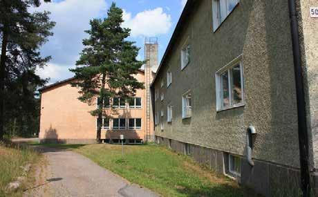 jpg Keltaiset, rapatut henkilökunnan asuntotornit on