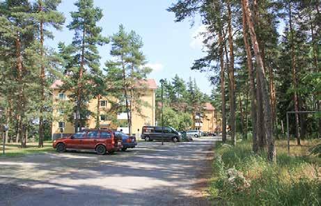 jpg 36S Sotilaskoti männikön keskellä.