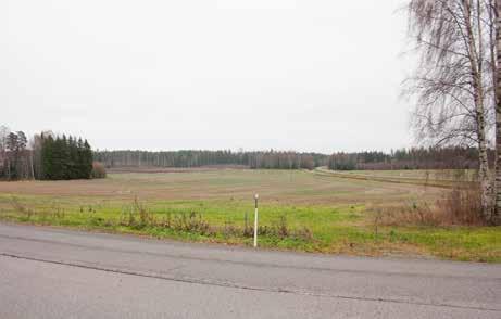 Kokonaisuuteen kuuluu myös Päivärinteen (37a; luokka 2) taitekattoinen asuinrakennus aivan vanhan tienlinjauksen vieressä.