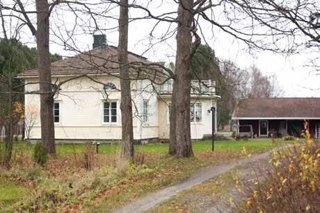 Klaavon päärakennus on valmistunut ilmeisesti 1850-60-luvulla. 81 Se on tyypillinen, aumakattoinen ja komea empirerakennus.