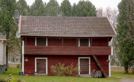 Klaavon pihapiirissä ovat säilyneet 1797 83 rakennettu, hirsinen pitkänurkkainen ja lakallinen talli (38b; luokka 1) ja vuodelta 1863 84 oleva, samaten pitkänurkkainen luhtiaitta (38a; luokka 1).