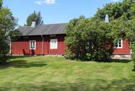 Poikkeuksellisesti hollitupa eli varsinaisten tupien välinen tila ei käsitä kyökkiä vaan muodostuu yhdestä huoneesta mikä viittaa paikalliseen soveltamiseen.