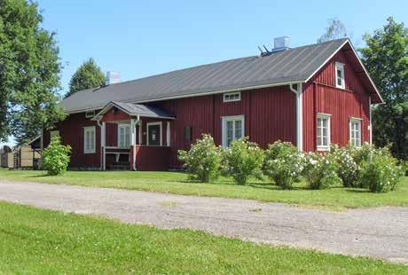 Lounaispäätyä on myös tuettu följarein mikä antaa samantyyppisiä viitteitä eri-ikäisyydestä kuten myös sisäseinissä esilleotettujen hirsipintojen keskinäinen erilaisuus.