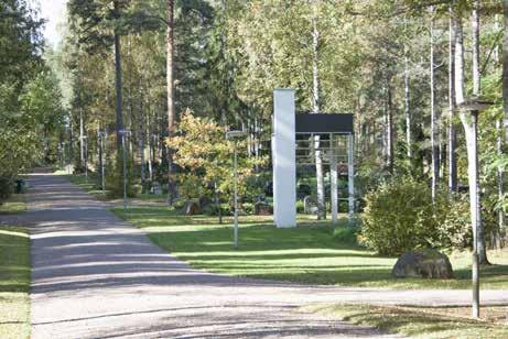 rakentamiseen. Alttariseinä avautuu suurena ikkunana maisemaan, jolloin luonto toimii alttaritauluna ja risti on sijoitettu ulos maastoon.