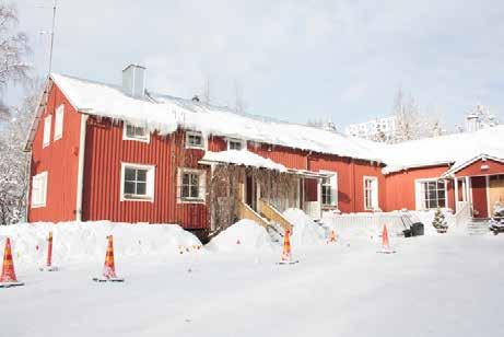 Toiminnan vilkastuessa suurlakon jälkeen toimitiloja oli laajennettava. Ravintolasali rakennettiin 1905 ja näyttämö vuonna 1912.