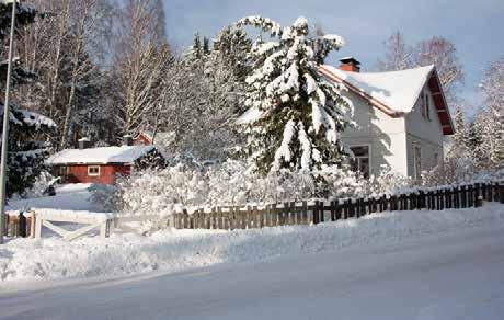 ja tilan saunatupa (43x; luokka 1) rantaniityn tuntumassa. Vahteramäki 2 (43q; luokka 2) on 1880-luvun käsityöläisasumus ns Davidssonin talo.