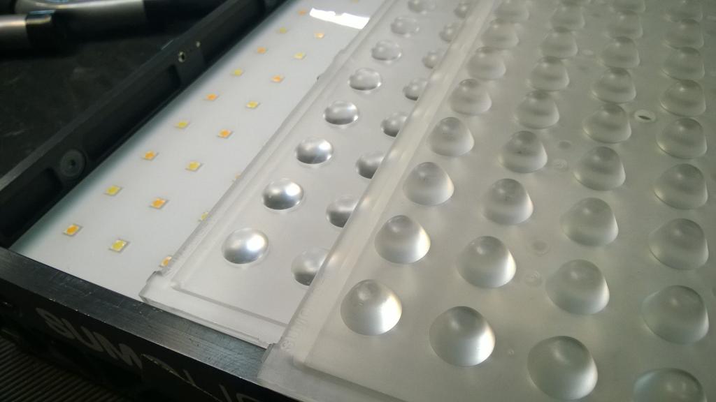 31 komponentin kiilaa. (Box 2013, 747-749.) Tällainen on esimerkiksi SumoLight 100+ (kuva 8). Led-paneeleita voidaan tehdä myös ilman kovaa koteloa. Kuva 9.